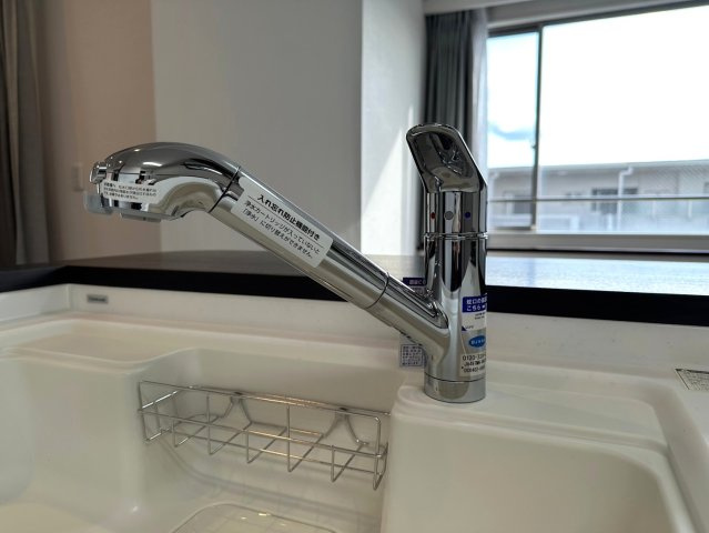 パルシオ本山鹿子町のキッチン|引き出し式のヘッドになっていてシンクのお掃除も楽々♪手元で切り替えができる浄水器内蔵！