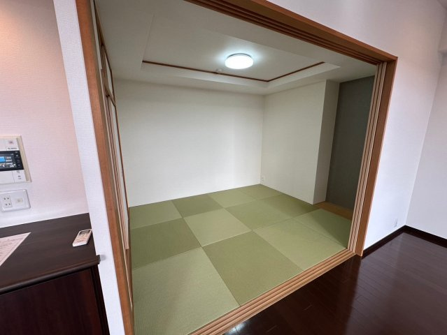 パルシオ本山鹿子町の和室|リビングに隣接した和室。客間としても寝室としても用途に合わせて活用できます◎