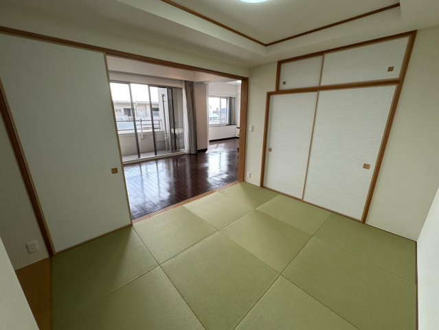 パルシオ本山鹿子町の和室|リビング横の和室。扉を開ければ広く使っていただけます♪