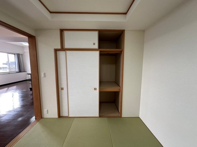 パルシオ本山鹿子町の収納|出し入れのしやすい押入。布団や座布団などの収納に便利です。