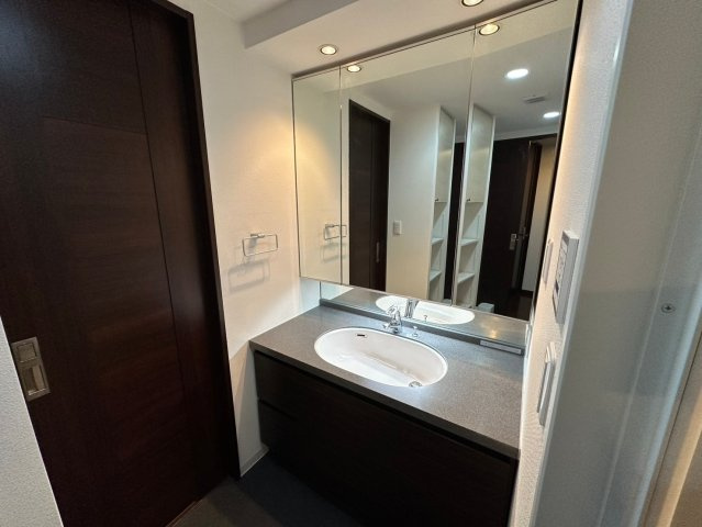 パルシオ本山鹿子町の独立洗面台|ミラー扉の内側が収納スペースになっていて、洗面周りがスッキリします！