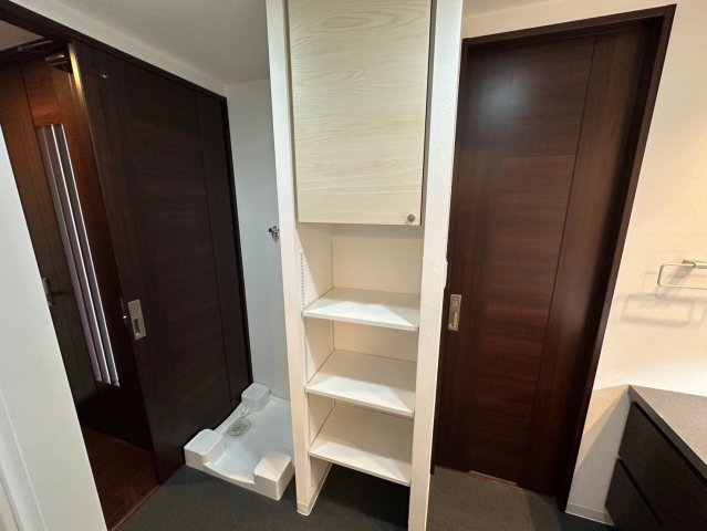 パルシオ本山鹿子町のランドリースペース|防水パン付き室内洗濯機置き場。タオルや着替え、洗剤・シャンプーのストックなどを収納するのに便利な棚付きです！
