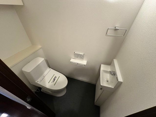 パルシオ本山鹿子町のトイレ|シンプルで機能的なミニ手洗い場付カウンターのあるトイレ。ウォシュレット付。