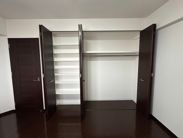 パルシオ本山鹿子町の収納|クローゼット内は収納棚が備え付けられており、収納がしやすくなっています！