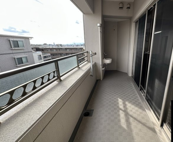 パルシオ本山鹿子町のバルコニー|陽当たりのいい幅広タイプのバルコニー♪天気のいい日はお布団や洗濯物をたくさん干せます♪