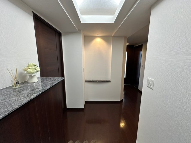 パルシオ本山鹿子町のその他|玄関ホールはゆったりとした広さを確保。間接照明で明るい空間です。