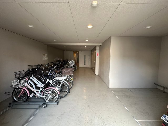 パルシオ本山鹿子町の駐輪場|駐輪場。屋根付きで雨の日も安心ですね◎
