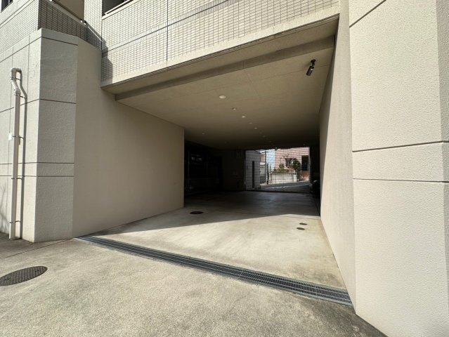 パルシオ本山鹿子町の駐車場|駐車場入口はシャッターになっているので安心です！