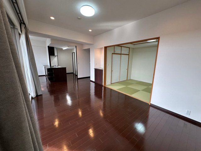 パルシオ本山鹿子町の居間・リビング|暮らしの中心となるリビングはゆったりくつろげる23.6帖の広さを確保。