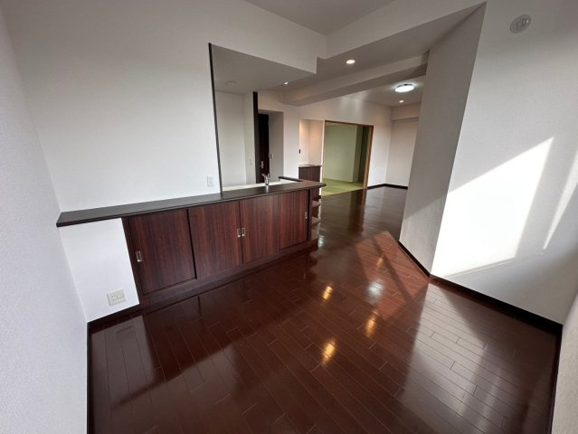 パルシオ本山鹿子町の居間・リビング|ダイニングテーブルを置くスペースが十分確保できます！