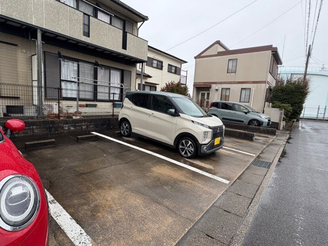 クレスタル雲然の駐車場