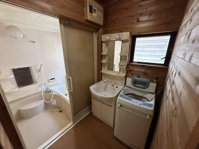 【北杜市白州町台ヶ原】登山好きの方ににオススメな別荘の洗面所