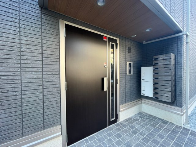 LAUREUS　KUGAのエントランス