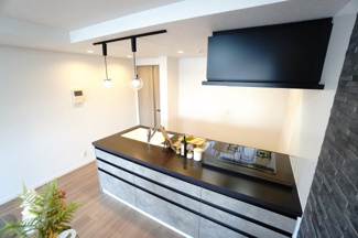 【キッチン】 | 【上級グレードリノベ】サーパス矢口駅前 | 【キッチンスペース】
キッチンとリビングがシームレスに繋がることで、
家族や友人との自然な交流が生まれるスペース。
リビング側もフル収納タイプ！
機能美と快適さを兼ね備えた空間となりました！