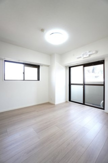 【洋室】 | 【上級グレードリノベ】サーパス矢口駅前 | 【洋室約6.0帖】
心と体をゆったりと安らげる主寝室。
寝室のゆとりが大きい分だけ、
暮らしの安らぎは深まります。
一日の疲れを癒すだけでなく、
ご夫婦の親密な語らいを紡ぎ出します。