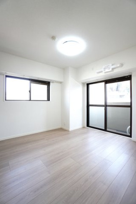 【洋室】 | 【上級グレードリノベ】サーパス矢口駅前 | 【洋室約6.0帖】
心と体をゆったりと安らげる主寝室。
寝室のゆとりが大きい分だけ、
暮らしの安らぎは深まります。
一日の疲れを癒すだけでなく、
ご夫婦の親密な語らいを紡ぎ出します。