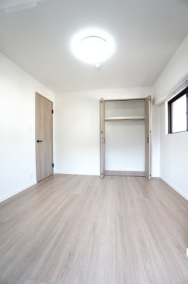 【洋室】 | 【上級グレードリノベ】サーパス矢口駅前 | 【洋室約6.0帖】
どんな家具や敷物でも部屋に馴染みやすく、
コーディネートがし易そうですね。
配置も柔軟に対応できるので身の回りの整理もし易い！
自分好みの空間に出来そうですね！