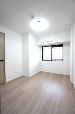 【洋室】 | 【上級グレードリノベ】サーパス矢口駅前 | 【洋室約4.9帖】
居室にはクローゼットを完備。
自由度の高い家具の配置が叶うシンプルな空間です。
お子様の成長と人数と共に必要になる
子供部屋にもぴったりの間取りですね。