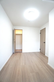 【洋室】 | 【上級グレードリノベ】サーパス矢口駅前 | 【洋室約4.9帖】
こども部屋をコーディネート！このぐらいの広さがあれば、 
お子さんの好きな色やモチーフを使ったコーディネートで、
勉強もお片付けも全部楽しいお気に入りの空間にしていけそうですね！