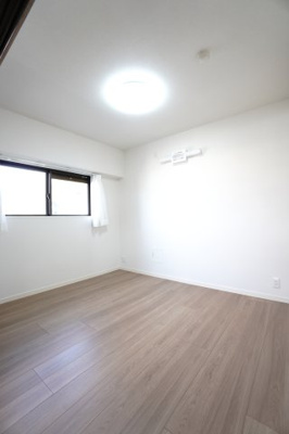 【洋室】 | 【上級グレードリノベ】サーパス矢口駅前 | 【洋室約4.5帖】
在宅勤務・リモートワークの書斎や、
趣味やくつろぎのスペースとしても。
家族と一緒に楽しい時間を過ごす中にも、
一人でくつろげる時間と場所は特に良いですね。
