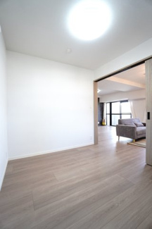 【洋室】 | 【上級グレードリノベ】サーパス矢口駅前 | 【洋室約4.5帖】
将来、家族構成が変わった時等、第2子供部屋としても活用できそうですね！
勿論、エアコンの先行配管もしてあるので、壁付けのエアコン設置OKです！
快適な居室環境で過ごせそうです！