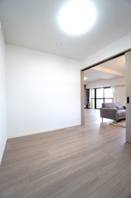 【洋室】 | 【上級グレードリノベ】サーパス矢口駅前 | 【洋室約4.5帖】
将来、家族構成が変わった時等、第2子供部屋としても活用できそうですね！
勿論、エアコンの先行配管もしてあるので、壁付けのエアコン設置OKです！
快適な居室環境で過ごせそうです！