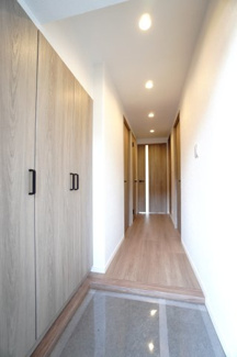 【玄関】 | 【上級グレードリノベ】サーパス矢口駅前 | 【玄関ホール】
人を迎え入れる最初の場所だからこそ、
清潔感があり纏まった空間にして頂ける様に
大型シューズBOXを設置。
照明はオートライト。消し忘れや
出入りが暗くならなく済みます！