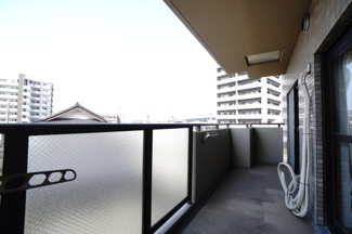 【バルコニー】 | 【上級グレードリノベ】サーパス矢口駅前 | 【バルコニー】
リビング全面が接するワイドバルコニー。
前面の建物が邪魔することなくよく陽が当たり、お洗濯物もすぐ乾きそう！
この位の広さがあると、エアコン室外機を置いても十分なスペースを保てます。