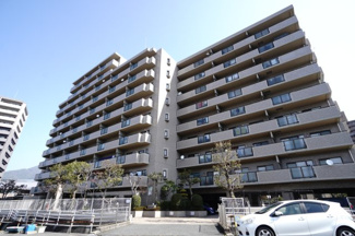 【外観】 | 【上級グレードリノベ】サーパス矢口駅前 | 【耐震性】
耐震性の高さを判断するポイントは、
建築確認申請日が1981年6月1日以降の
新耐震基準に適合しているかどうか。
震度６程度の大地震でも
建物が崩壊しないレベルが基準になりました。