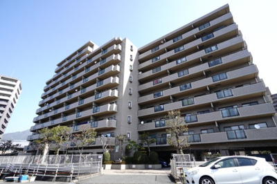 【外観】 | 【上級グレードリノベ】サーパス矢口駅前 | 【耐震性】
耐震性の高さを判断するポイントは、
建築確認申請日が1981年6月1日以降の
新耐震基準に適合しているかどうか。
震度６程度の大地震でも
建物が崩壊しないレベルが基準になりました。