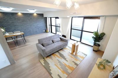 【居間・リビング】 | 【上級グレードリノベ】サーパス矢口駅前 | 【約23.1帖LDK】
ダウンライト照明を用いたアクセントウォール！
リビングの雰囲気をガラリと変える魔法のよう。
質感あるリアルな柄デザインで、
本物の石材と見まちがうリアルな仕上がりとなりました
