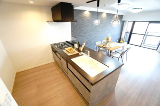 【キッチン】 | 【上級グレードリノベ】サーパス矢口駅前 | 【キッチンスペース】
キッチンがフラット対面式となっており、
壁の代わりに強化ガラスオイルガードを使用し開放感を演出
アイランドキッチンみたいな雰囲気で、
まるで、ステージからリビングを見渡すようです