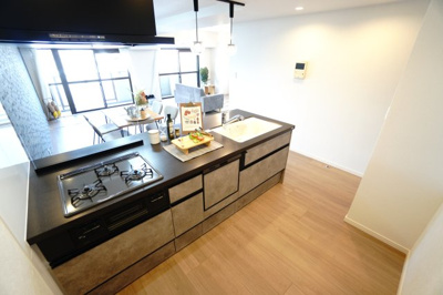 【キッチン】 | 【上級グレードリノベ】サーパス矢口駅前 | ☆キッチンの特徴☆
・フラット対面式
・コーリアンワークトップ
・浄水器一体型ハンドシャワー水栓
・食器洗い乾燥機
・高性能とってもクリンフード
・強化ガラス製オイルガード
・ワークトップ下電源