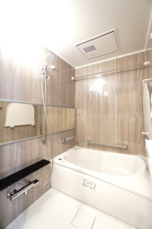 【浴室】 | 【上級グレードリノベ】サーパス矢口駅前 | 【バスルーム】
TOTO社製RWシリーズは
「ゆるリラ浴槽」「カラリ床」で独自の技術によりバスタイムを
よりよく演出してくれます！
更に、浴室暖房乾燥機が標準設備！
お手入れが楽なシステムバスです。