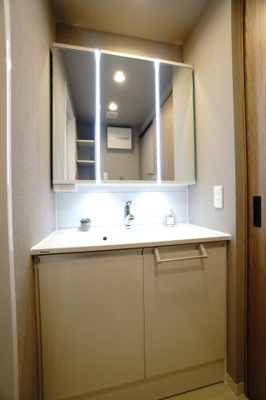 【独立洗面台】 | 【上級グレードリノベ】サーパス矢口駅前 | 【コスメカウンター】
Panasonic社製！
「美ルックツインラインLED照明」は、
従来の照明より自然な肌の色に見える照明。
肌の色味を美しく引き立て、
洗面ボウルも広くメイクの時間をより素敵に。