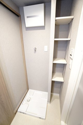 【独立洗面台】 | 【上級グレードリノベ】サーパス矢口駅前 | 【パウダールーム】
嬉しい棚のあるリネンスペース。
しかも装着が楽なワンタッチ式の給水栓！
洗濯機置場はドラム式の洗濯機も入るサイズですが、
お手持ちのサイズが入るか要確認です！