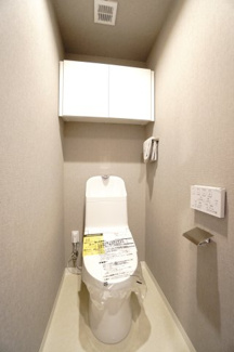 【トイレ】 | 【上級グレードリノベ】サーパス矢口駅前 | 【レストルーム】
TOTO社製！きれいをまもるせいけつトイレ！
お掃除はサッとひとふきで完了！
少ない水で、汚れをしっかり洗い流します。
手洗い機能付きなので、もしもの時も慌てない！
キャビネット付！