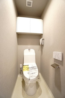 【トイレ】 | 【上級グレードリノベ】サーパス矢口駅前 | 【レストルーム】
TOTO社製！きれいをまもるせいけつトイレ！
お掃除はサッとひとふきで完了！
少ない水で、汚れをしっかり洗い流します。
手洗い機能付きなので、もしもの時も慌てない！
キャビネット付！