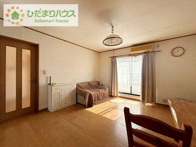 常陸太田市大里町　中古戸建の居間・リビング|バルコニーに面しており、たっぷり光りの入る明るいリビングです！