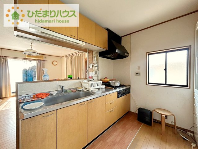 常陸太田市大里町　中古戸建のキッチン|カウンターは少し高くなってますので、手元が隠れて来客からは見えにくくなってます♪