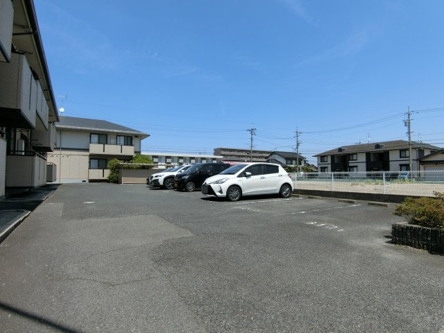 ラルカンシェルB棟の駐車場