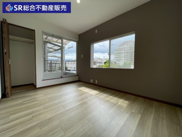 西岩田4丁目中古戸建の洋室|2F6帖洋室。バルコニーに面した窓は電動シャッターなので開閉が楽です♪