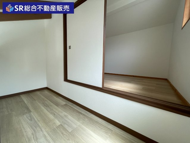 西岩田4丁目中古戸建の収納|ロフトの奥には便利な収納もあります！食洗機があり洗い物の手間が省けます♪