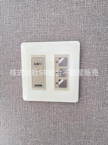 西岩田4丁目中古戸建の設備|二階バルコニー電動シャッター付き