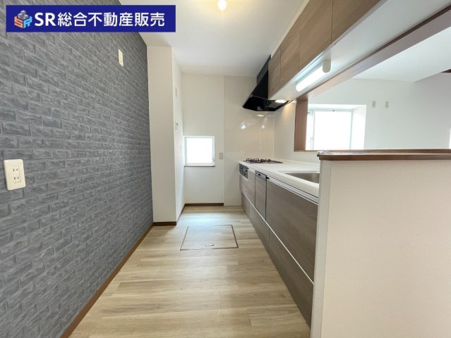 西岩田4丁目中古戸建のキッチン|ご家族の様子を見ながら快適にお料理できます！