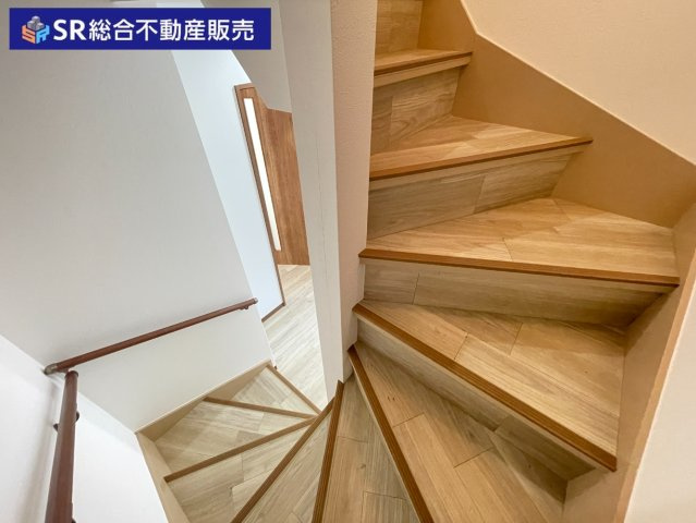 西岩田4丁目中古戸建の内装|緩やかな階段です