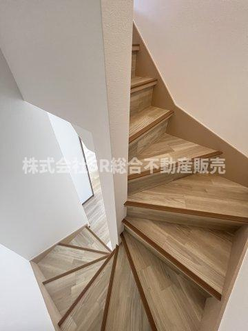 西岩田4丁目中古戸建の内装|緩やかな階段です
