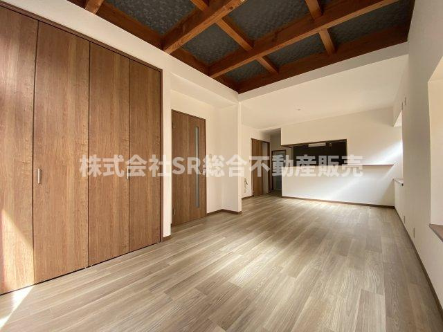 西岩田4丁目中古戸建の居間・リビング|ゆったりとしたリビングです