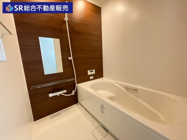 西岩田4丁目中古戸建の浴室|足を伸ばしてゆったりくつろげる浴室です！