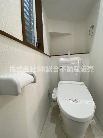 西岩田4丁目中古戸建のトイレ|落ち着いた色調のトイレです
温水洗浄便座付き